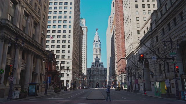 从南布罗德街看费城市政厅。摄像机运动向前发展。视频素材