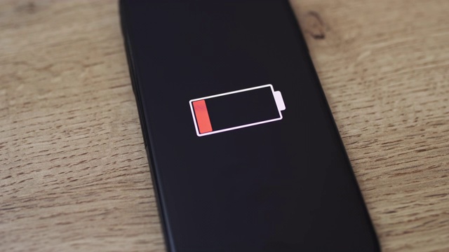 智能手机上的一个空电池的动画视频素材