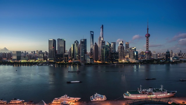 高处俯瞰上海黄浦江北岸的城市景观与陆家嘴的日夜过渡视频下载
