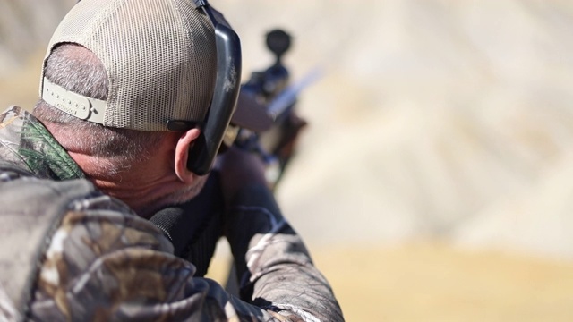 步枪射击练习男子和男孩户外活动在西部科罗拉多沙漠视频下载