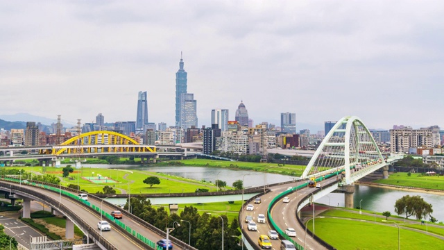 4k延时彩虹桥与台北市的交通视频下载