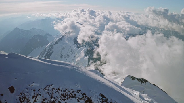 雪峰下浮云，攀登者征服山顶视频素材