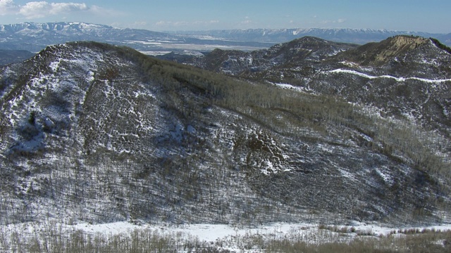 美国科罗拉多州冰雪覆盖的山脉鸟瞰图。视频素材