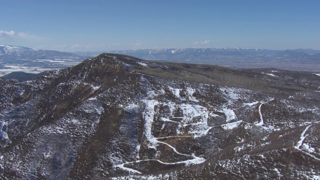 美国科罗拉多州冰雪覆盖的山脉鸟瞰图。视频素材