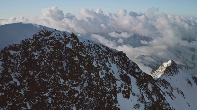 空中全景，雪山顶部，云在山顶视频素材