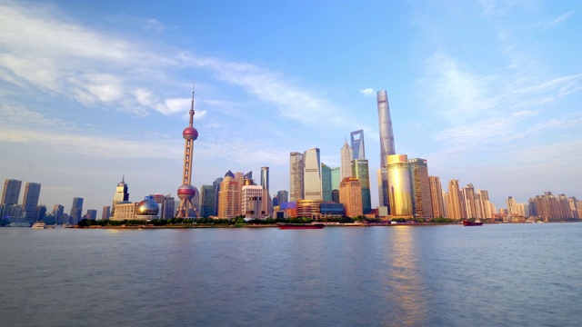 在一个阳光明媚的日子里，上海浦东的天际线时光流逝。视频下载