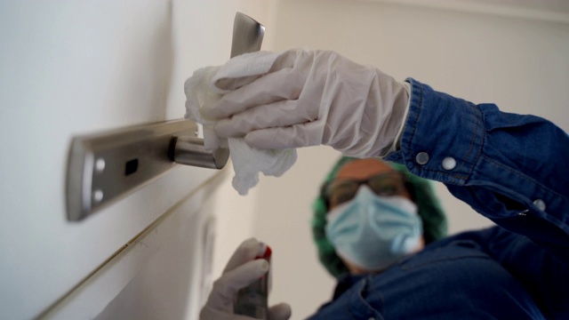 用消毒剂清洁门把手，预防和保护冠状病毒视频素材