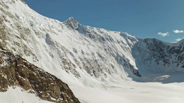 周围的高山全景，阿克姆墙的冰冻山坡上的雪负荷视频素材