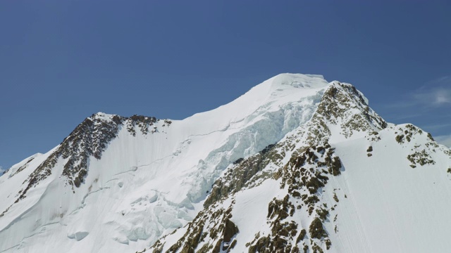 雄伟的高原全景，白雪皑皑的山顶，皑皑白雪覆盖山坡视频素材