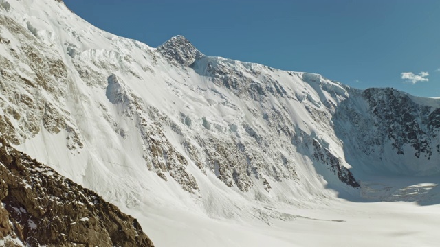 壮丽的高山全景，白雪皑皑的阿克姆山墙映衬着蓝天视频素材