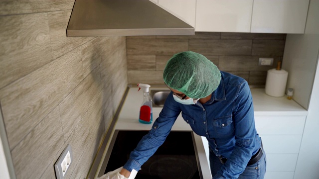 成熟女性清洁厨房，在家保护冠状病毒视频素材