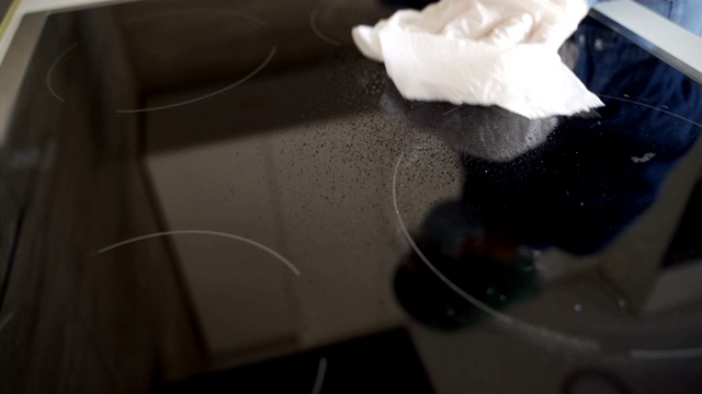 成熟的妇女清洁厨房的盘子-在家里保护冠状病毒视频下载