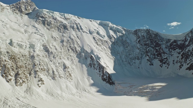 风景优美的阿尔卑斯全景，雪白冰封的别鲁卡山高耸入云视频素材