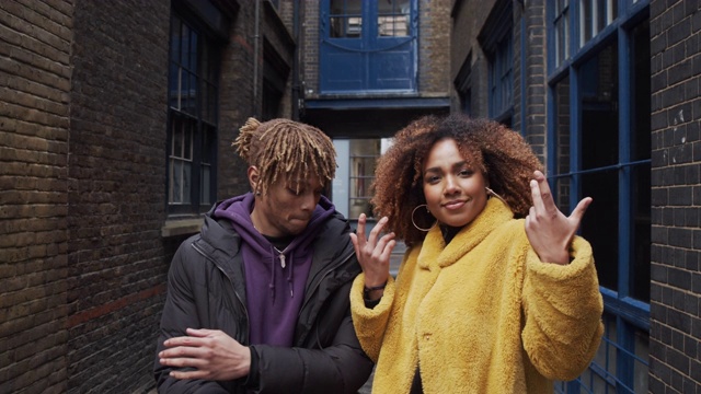 两个嘻哈朋友在城市户外一起跳舞的慢动作视频视频素材