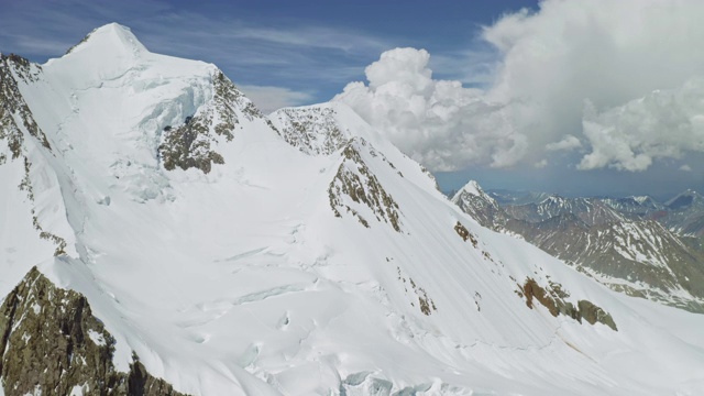 美丽的阿尔卑斯全景，巨大的雪白的别鲁卡山高耸在高地山谷视频素材