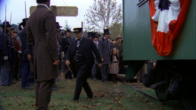火车轨道/火车上有红白蓝装饰的火车/火车进站时，一大群人在等待内战的到来。内战。视频下载