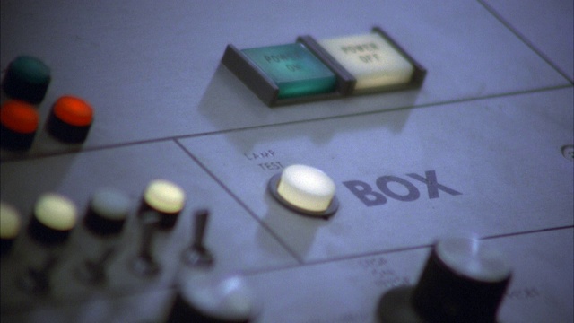 近角度液晶显示屏显示的大型70年代的电脑控制台。绿色液晶类型闪现新闻标题。旧的技术视频素材