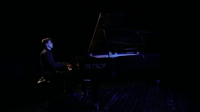 在舞台上弹钢琴的男人视频素材