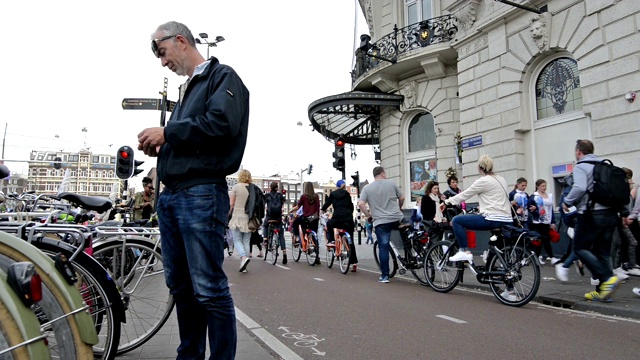 时光流逝，阿姆斯特丹的自行车通勤者和行人视频素材