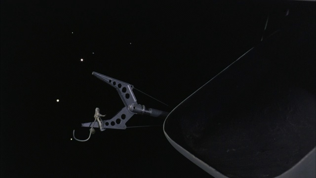 宇航员坐在飞船的爪钳上，联合银河卫生巡逻舰的垃圾铲斗用星星打开太空视频下载