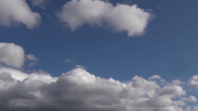 蓝色天空之上的白云在背景中视频下载