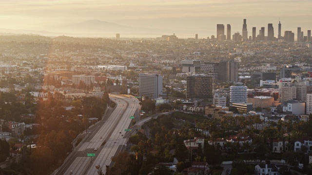 安静的101高速公路与好莱坞和DTLA在日出-空中视频下载