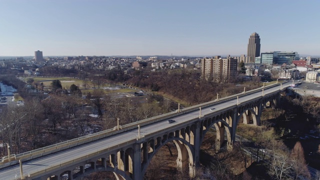 阿尔伯塔斯·l·迈耶斯桥，位于宾夕法尼亚州小镇艾伦镇。无人机视频与复杂的全景前视摄像机运动。视频下载