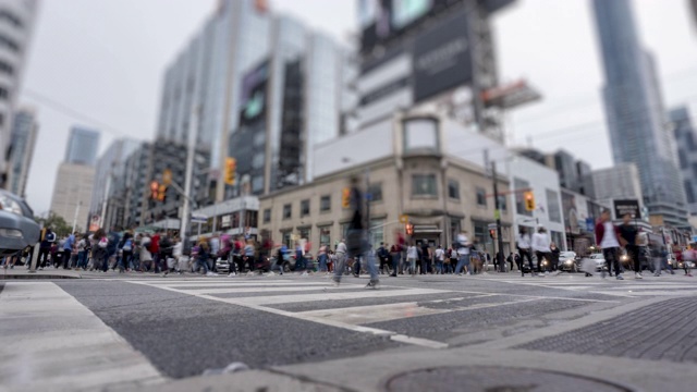 车辆和行人在多伦多市中心十字路口的时间流逝视频素材
