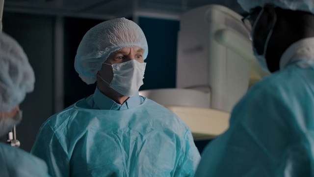 特写医生和他的三个同事在手术室视频素材