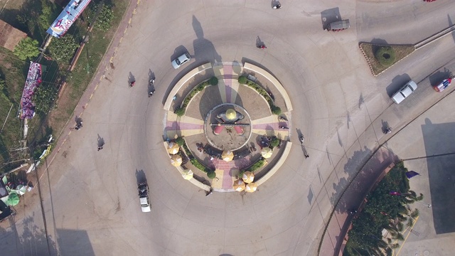 从交通环岛的大佛雕像上升起视频素材