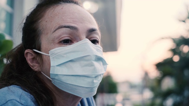 冠状病毒预防。戴着防护面具的女人。担心的表情。视频下载