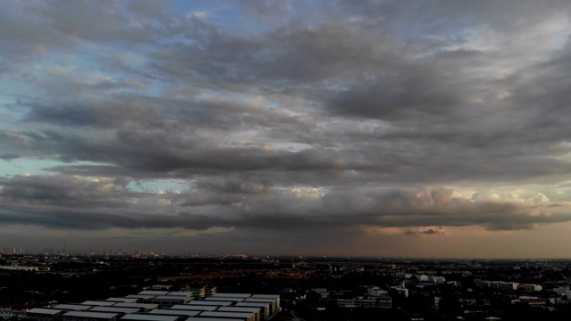 日落时，城市上空的长空云。视频素材