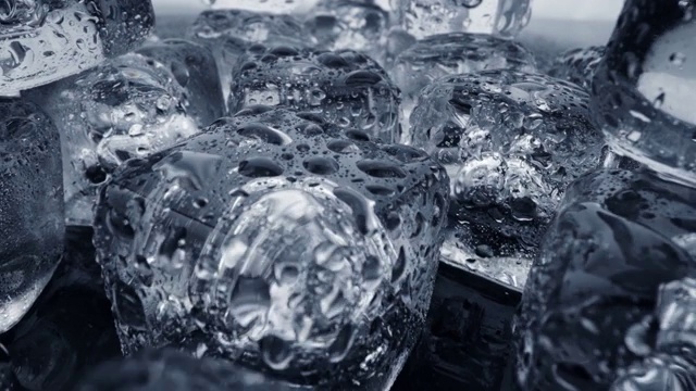 湿融化的冰块和水滴。冰超级宏。滑块,4 k视频素材