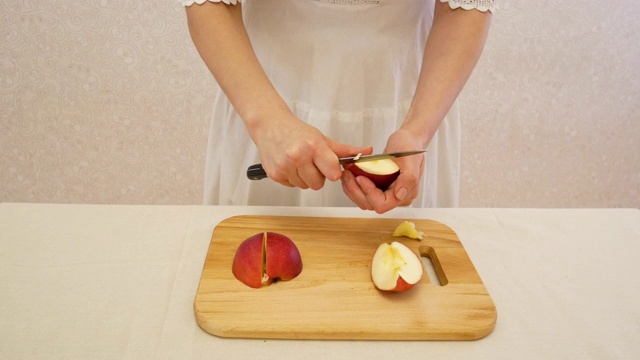 女孩把红苹果切了又刷。视频素材