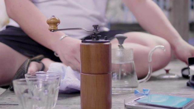 家里的咖啡酿造。滴式咖啡机工艺视频素材