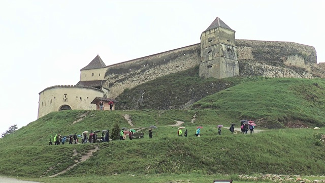 罗马尼亚中世纪古老的砖城堡。视频素材