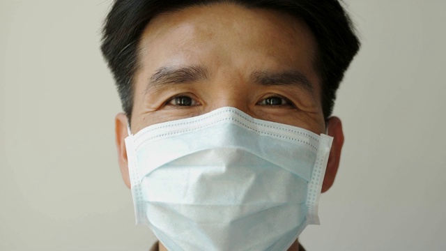 戴口罩的亚洲男子，以防止一种今天流行的疾病。视频素材