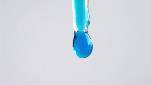 从滴管中滴下的蓝色液体视频下载