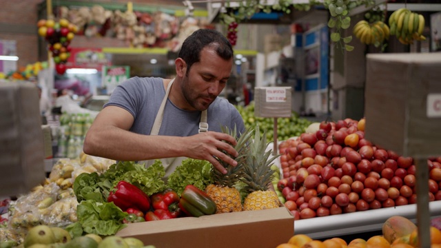 拉丁美洲小贩准备运送水果和蔬菜在纸板箱里视频素材