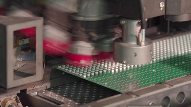 正在组装的印刷电路板。先进的机器人在自动化装配线上放置零件。技术和自动化。特写镜头。视频素材