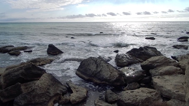里海多岩石的海岸。视频素材