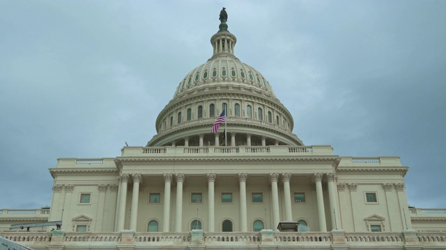 美国国会大厦西立面穹顶与美国国旗在华盛顿特区视频素材
