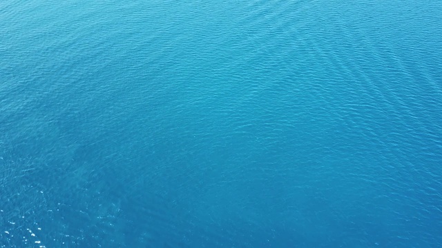 海水俯视图。阳光明媚的日子里蓝色的海面视频素材