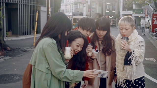 一群新潮的日本年轻人喝着珍珠奶茶自拍视频购买