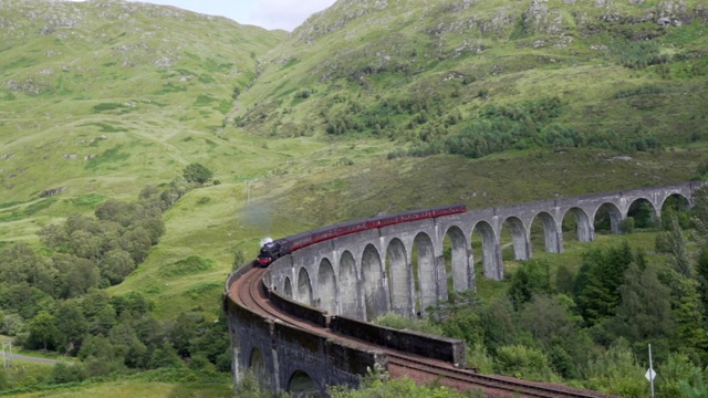 詹姆斯二世党人的火车穿过苏格兰的格伦芬南高架桥视频素材