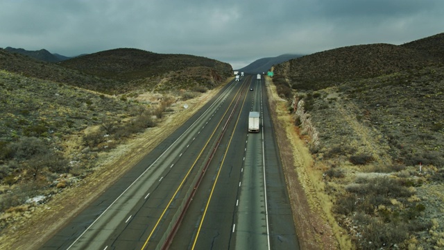 无人机在德克萨斯州西部州际公路上跟踪卡车上山视频下载