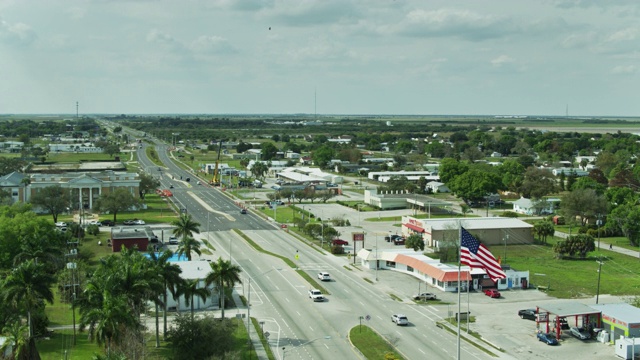佛罗里达州摩尔港上空的星条旗无人机飞行视频下载