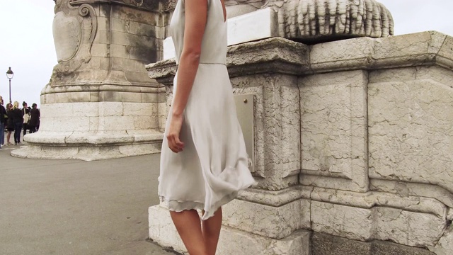 白天，法国巴黎，时髦的女人走在塞纳河旁的台阶上视频下载