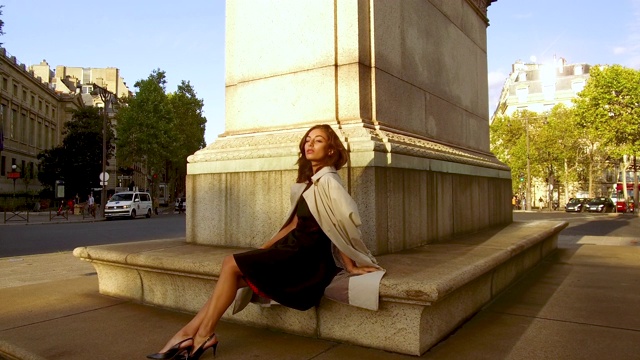 肖像时尚的女人坐在一个石凳在巴黎法国，白天视频下载