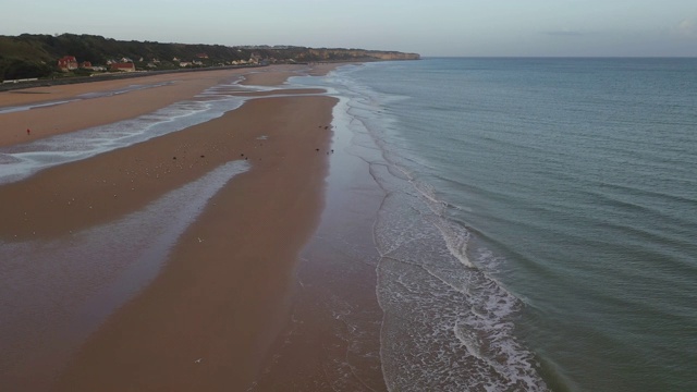 日出时，法国奥马哈海滩上空低空飞行视频下载